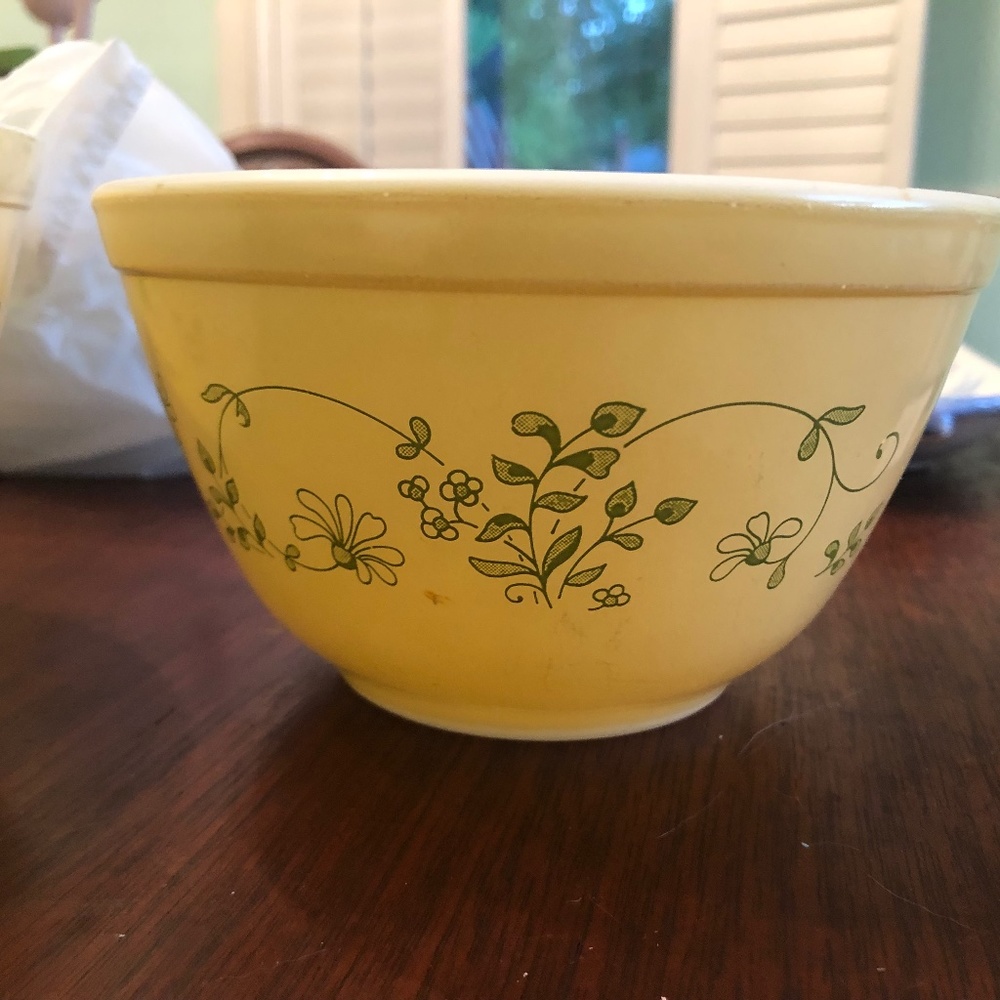 Small vintage Pyrex bowl